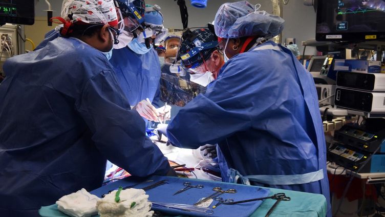 Lors de la transplantation d'un cœur de porc sur David Bennett, le 7 janvier 2022, à Baltimore (Etats-Unis). (ECOLE DE MEDECINE DE L'UNIVERSITE DU MARYLAND)