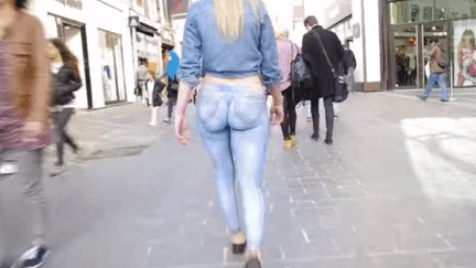 Une jeune femme se prom&egrave;ne avec un "jean" peint en trompe-l'&oelig;il, dans les rues de Lille (Nord). (YOUTUBE / FRANCETV INFO)