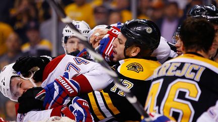 Ça chauffe entre Alexei Emelin et Milan Lucic  (JARED WICKERHAM / GETTY IMAGES NORTH AMERICA)