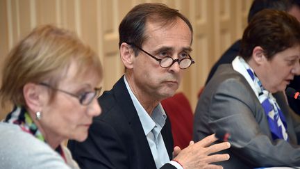 Robert M&eacute;nard (au centre) lors d'un conseil municipal &agrave; l'h&ocirc;tel de ville de B&eacute;ziers (H&eacute;rault), le 5 mai 2015. (PASCAL GUYOT / AFP)