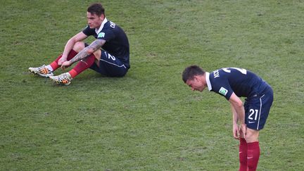 Les d&eacute;fenseurs tricolores Mathieu Debuchy (&agrave; gauche) et&nbsp;Laurent Koscielny sont &eacute;galement sonn&eacute;s par la d&eacute;faite. (CHRISTOPHE SIMON / AFP)