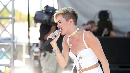 La chanteuse Miley Cyrus se produit sur la sc&egrave;ne du iHeart Radio Music Festival Village, le 21 septembre 2013 &agrave; Las Vegas (Etats-Unis). (CHRISTOPHER POLK / GETTY IMAGES NORTH AMERICA / AFP)