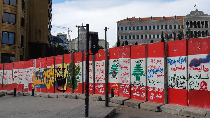 Le drapeau libanais sur le mur autour du Parlement.&nbsp; (AURELIEN COLLY / RADIO FRANCE)