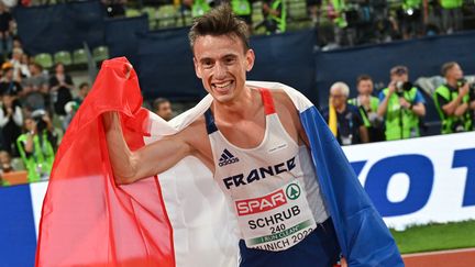 Etudiant en médecine en parallèle de sa carrière de coureur de fond, le Français Yann Schrub décroche la médaille de bronze européenne sur 10 000 m. C'est l'Italien Yemaneberhan Crippa qui s'impose et le Norvégien Zerei Kbrom Mezngi qui prend l'argent. Du côté des autres Français, 4e place pour Jimmy Gressier, Yoan, Kowal est 15e.