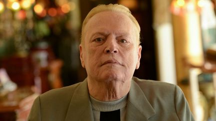 Larry Flynt, magnat du porno, pose dans sa maison de Los Angeles (Californie, Etats-Unis), le 11 juin 2014. (CHRIS DELMAS / AFP)