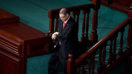 Le Premier ministre tunisien sortant, Habib Essid, au Parlement tunisien le 30 janvier 2016. Il regarde l'heure, comme s'il était temps... de quitter le pouvoir... (AFP - Fethi Belaïd)