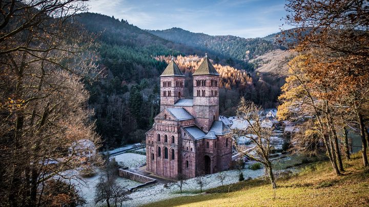 L’abbaye de Murbach et sa petite chapelle Notre-Dame de Lorette. Un fleuron du patrimoine de la vallée du Rhin. (OFFICE DU TOURISME DE GUEBWILLER)