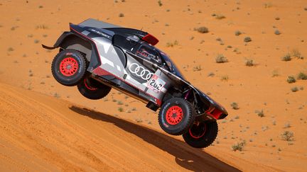 D'une Audi malheureuse à une autre historique. Carlos Sainz et Lucas Cruz deviennent les premiers à gagner en voiture électrique lors de la troisième étape autour d'Al Qaisumah. (FLORENT GOODEN / DPPI / AFP)