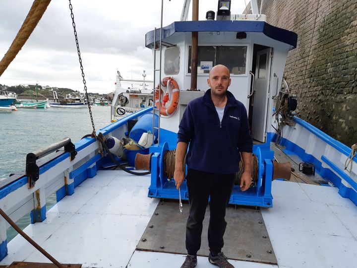 Patrice Piquet, patron du Réfractaire, dans le port d'Erquy, en septembre 2021. (GREGOIRE LECALOT / RADIO FRANCE)