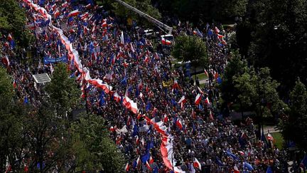 &nbsp; (Plus de 240 000 personnes ont manifesté dans les rues de Varsovie © REUTERS Kacper Pempel)