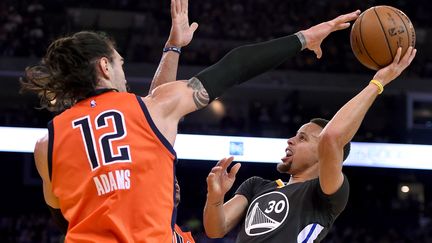 Stephen Curry (Golden State) a vécu une soirée musclée face à Steven Adams (OKC) (THEARON W. HENDERSON / GETTY IMAGES NORTH AMERICA)