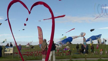 Sport indissociable de l'été, le cerf-volant offre un spectacle grandiose dans le ciel de Porspoder, dans le Finistère. (France 2)