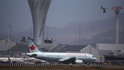 Un avion de la compagnie Air Canada s'apprête à décoller de San Francisco (Californie), le 30 juin 2020. (JUSTIN SULLIVAN / GETTY IMAGES NORTH AMERICA / AFP)
