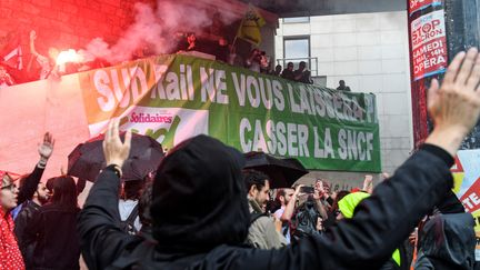 Des militants Sud Rail lors de la manifestation du 22 mai 2018 à Paris. (BERTRAND GUAY / AFP)