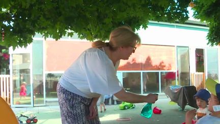 La précocité de cette vague de chaleur reste du jamais-vu en France.&nbsp;23 départements sont en vigilance orange canicule.&nbsp;Un épisode particulièrement redouté dans les crèches, où tout est fait pour protéger les plus petits.&nbsp;Reportage dans une structure municipale de Rouen, en&nbsp;Seine-Maritime. (FRANCE 3)