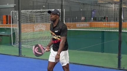 Le journaliste Samuel Ollivier, présent sur le plateau du 8 Heures, jeudi 23 février, s'intéresse à un sport en plein essor : le padel. Le footballeur français Sylvain Wiltord, champion d'Europe en 2000, a fait une reconversion inattendue en devenant professeur de padel. (FRANCE 2)