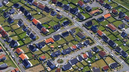 Une vue d'un lotissement à côté de Calais (Pas-de-Calais). Des centaines de zones pavillonnaires comme celle-ci existent en France. (PHILIPPE TURPIN / PHOTONONSTOP RF / GETTY IMAGES)