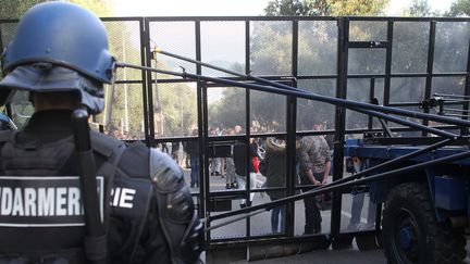 Les forces de l'ordre empêche des manifestants d'accéder au quartier des Jardins de l'empereur, à Ajaccio, le 27 décembre 2015. (YANNICK GRAZIANI / AFP)