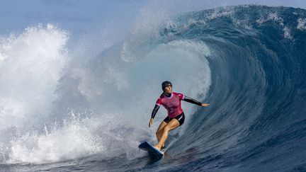 La Française Johanne Defay en quarts de finale des Jeux olympiques de Paris 2024, le 1er août 2024 à Teahupo'o, à Tahiti. (AFP)