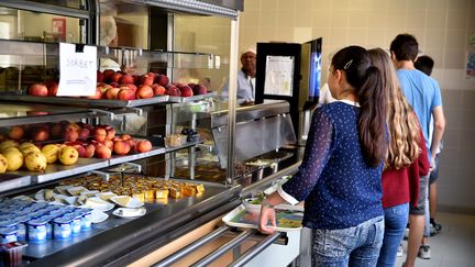 Des élèves dans la cantine du collège Léo-Ferré&nbsp;de Saint-Lys, près de Toulouse (Haute-Garonne), le 5 septembre 2017.&nbsp; (REMY GABALDA / AFP)