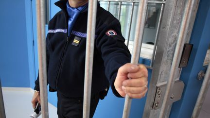 Un surveillant ferme une porte au sein de la prison d'Alen&ccedil;on/Cond&eacute;-sur-Sarthe, le 30 avril 2013, &agrave; Cond&eacute;-sur-Sarthe (Orne). (CHARLY TRIBALLEAU / AFP)