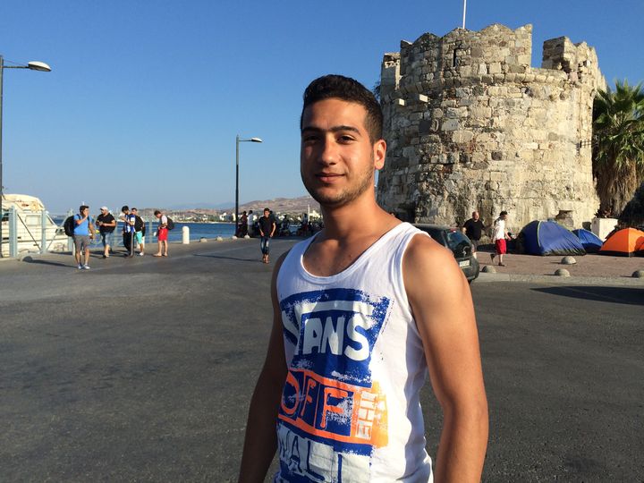 Abbas, migrant irakien, le 19 ao&ucirc;t 2015 sur le port de Kos (Gr&egrave;ce) avant son embarquement &agrave; bord d'un ferry pour Ath&egrave;nes. (BENOIT ZAGDOUN / FRANCETV INFO)