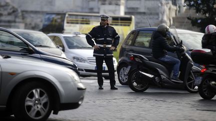 &nbsp; (Un policier dans les rues de Rome le 24 décembre ©Sipa)