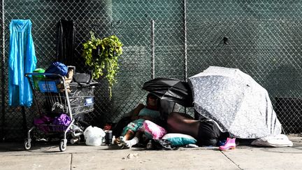 Des sans-abri sur un trottoir à Miami, le 4 août 2021. (photo d'illustration). (CHANDAN KHANNA / AFP)