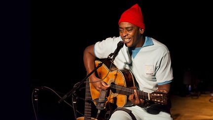 Seu Jorge sur scène dans son hommage à David Bowie, au club Poisson Rouge, à New York, le 11 novembre 2016
 (Jack Vartoogian / Getty Images)