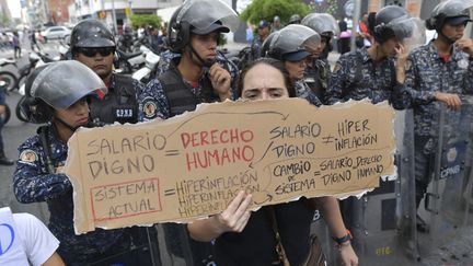 Une employée de&nbsp;l'Etat vénézuélien manifeste pour demander une revalorisation des salaires, le 28 novembre 2018 à Caracas (Venezuela).&nbsp; (YURI CORTEZ / AFP)