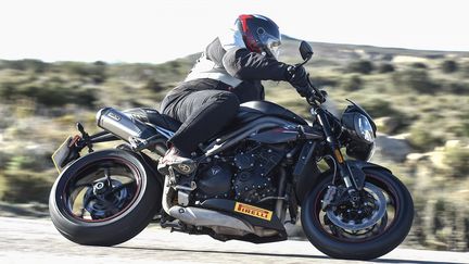 La Speed Triple RS 2018, un roadster sportif de caractère à tout faire. (Gareth HARFORD TRIUMPH)