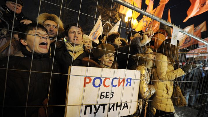 Des opposants &agrave; Vladimir Poutine se rassemblent dans le centre de Moscou (Russie) et brandissent la pancarte "Une Russie sans Poutine", le 5 mars 2012. (NATALIA KOLESNIKOVA / AFP)