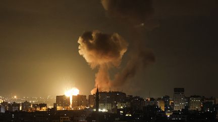 De la fumée s'échappe d'immeubles à Gaza, dans la bande de Gaza, le 2 mai 2023. (MOHAMMED ABED / AFP)