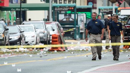 Des agents du FBI enquêtent sur les lieux de l'explosion qui a fait 29 blessés à New York (Etats-Unis), le 18 septembre 2016. (DREW ANGERER / GETTY IMAGES NORTH AMERICA / AFP)