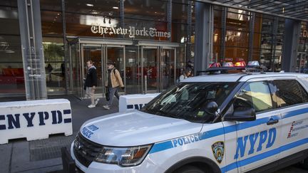 Une voiture de police devant les bureaux du "New York Times", le 25 octobre 2018, à New York (Etats-Unis).&nbsp; (DREW ANGERER / GETTY IMAGES NORTH AMERICA / AFP)