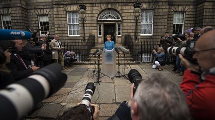 La Première ministre de l'Ecosse,&nbsp;Nicola Sturgeon, le 25 juin 2016 à Edimbourg après une réunion d'urgence sur le Brexit. (OLI SCARFF / AFP)