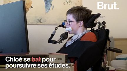 Chloé a 22 ans. Elle est tétraplégique et muette. Privée des aides d'État depuis sa sortie du lycée, elle se bat pour pouvoir poursuivre ses études.