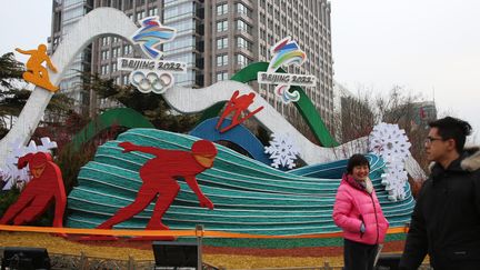 Les emblèmes olympiques et paralympiques d'hiver de Pékin, installés dans une avenue principale de la capitale chinoise, le 19 janvier 2022. (KOKI KATAOKA / YOMIURI / AFP)