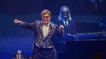 Elton John sur scène à Stokholm (Suède) le 8 juillet 2023, lors du dernier concert de son ultime tournée "Farewell Yellow Brick Road". (CAISA RASMUSSEN / AP / SIPA / SIPA)