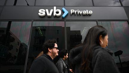 Une agence de Silicon Valley Bank à Santa Monica, en Californie (Etats-Unis), le 20 mars 2023. (PATRICK T. FALLON / AFP)