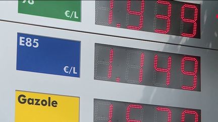 Les prix des carburants dans une station essence. (France 2)