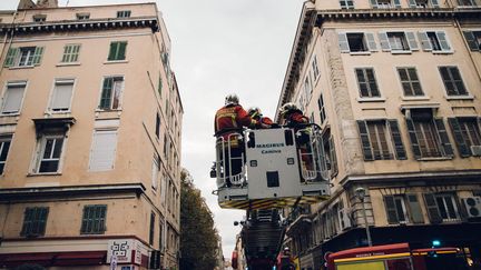 L'immeuble du Pytheas, dans le quartier de l'Opéra, à Marseille, est évacué le 7 novembre 2018 après une mise en péril imminent.&nbsp; (THEO GIACOMETTI / HANS LUCAS / AFP)