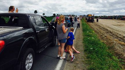 &nbsp; (Les agriculteurs bloquent l'accès au Mont-Saint-Michel lundi après-midi pour protester contre la faiblesse des prix de leurs productions, exigeant une visite du ministre de l'Agriculture, Stéphane Le Foll, avant de lever les blocages. © Maxppp)