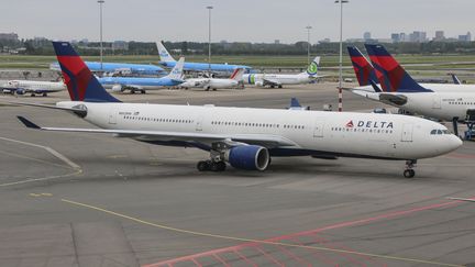 Un Boeing 777 de la compagnie Delta Air Lines, à Amsterdam (Pays-Bas), le 15 mai 2015.&nbsp; (NICOLAS ECONOMOU / AFP)