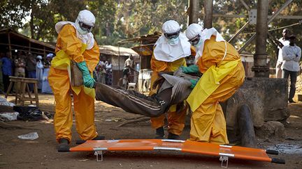 &nbsp; (Une équipe de la Croix Rouge emmène un homme suspecté d'avoir contracté Ebola, le 30 janvier 2015, à Forecariah en Guinée © REUTERS/Misha Hussain)