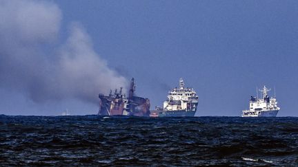 Un navire remorque le porte-conteneurs "MV X-Press Pearl", le 2 juin 2021,&nbsp;au large de Colombo, au Sri Lanka. (ISHARA S. KODIKARA / AFP)