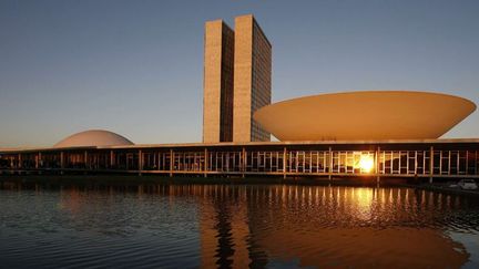 Construit sur la place des Trois pouvoirs à Brasilia, il est composé de deux coupoles dont l&#039;une est renversée, et de deux tours jumelles. Il abrite le parlement brésilien.
 (Eraldo Peres/AP/SIPA)