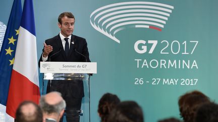 Le président français Emmanuel Macron lors d'une conférence de presse au sommet du G7, à Taormina (Sicile), le 27 mai 2017. (STEPHANE DE SAKUTIN / AFP)