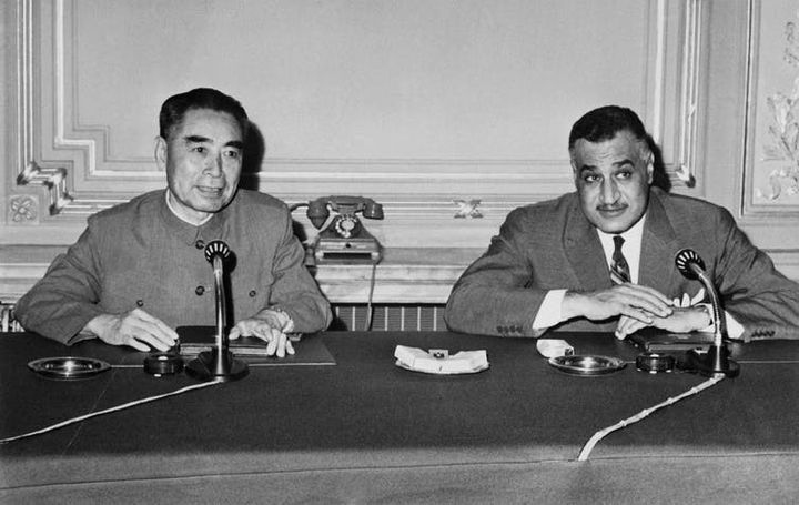 Zhou Enlai et Gamal Abdel Nasser le 26&nbsp;juin 1955 au Caire.  (Stf/AFP)