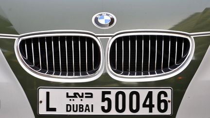 Plaque d'immatriculation sur une voiture de Dubaï. (OLIVER LANG / AFP)